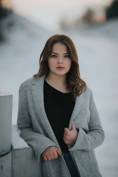 Een Oppervlakkige Focus Shot Van Een Leuke Brunette Vrouw Poseren — Stockfoto