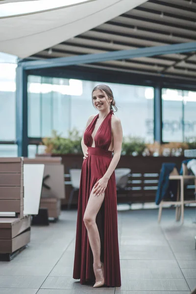 Vertikal Bild Vacker Sexig Vit Kvinna Röd Backless Klänning Poserar — Stockfoto