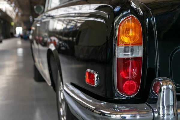 Rétroéclairage Une Belle Voiture Oldtimer Classic Noire — Photo