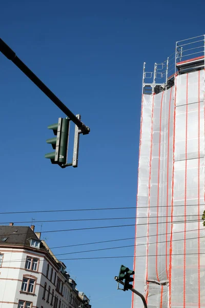Eine Vertikale Aufnahme Einer Ampel Unter Blauem Himmel — Stockfoto