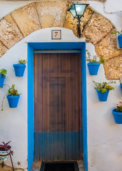 Close Uma Porta Madeira Decorada Por Belas Flores Fundo Parede — Fotografia de Stock