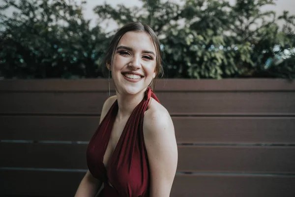 Μια Χαρούμενη Όμορφη Σέξι Καυκάσια Γυναίκα Ένα Κόκκινο Φόρεμα Χωρίς — Φωτογραφία Αρχείου