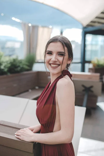 Uma Mulher Morena Linda Sorridente Vestido Vermelho Fantasia Posando Café — Fotografia de Stock