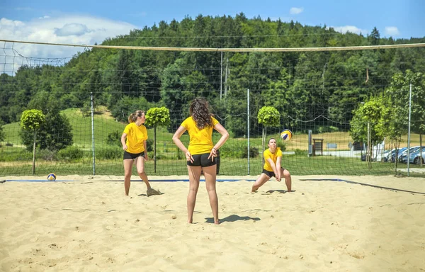 Jonge Hete Meisjes Gele Shirts Spelen Volleybal Zandveld Zonnige Zomerdag — Stockfoto