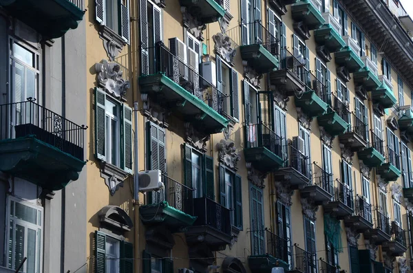이탈리아 나폴리 발코니가 아파트 건물을 클로즈업 — 스톡 사진