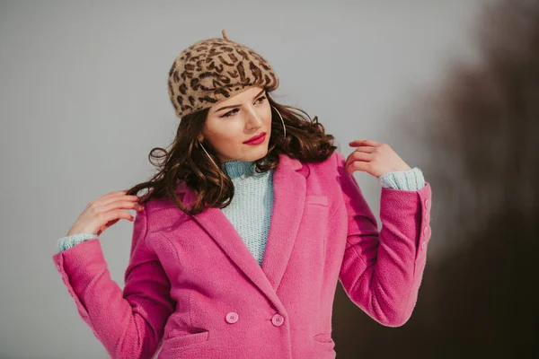 Ein Seichter Fokus Einer Brünetten Frau Rosafarbenen Mantel Die Einem — Stockfoto