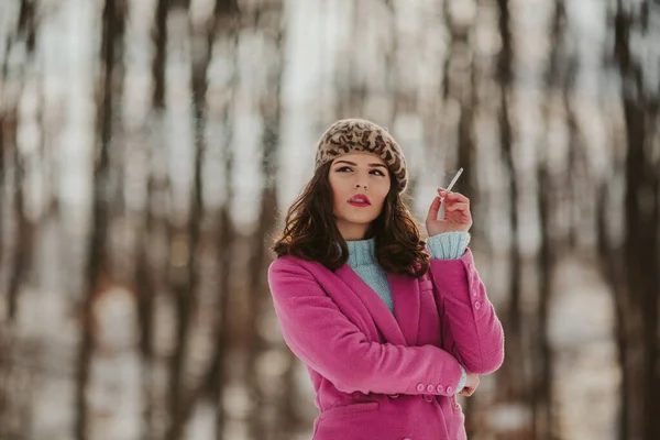 Een Oppervlakkige Focus Van Een Coole Brunette Vrouw Een Roze — Stockfoto