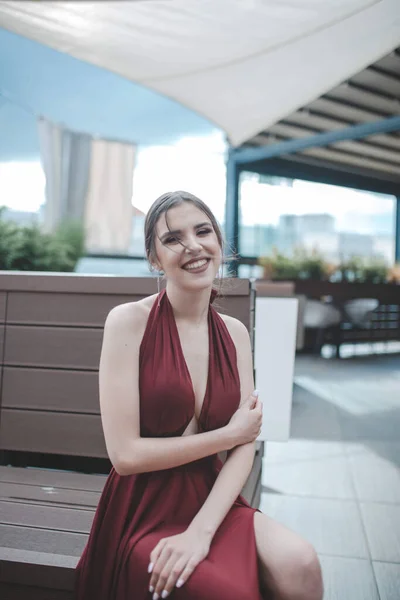 Una Hermosa Morena Sonriente Con Vestido Rojo Elegante Sentada Café — Foto de Stock