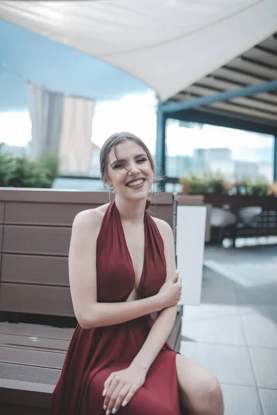 Uma Mulher Morena Linda Sorridente Vestido Vermelho Fantasia Sentado Café — Fotografia de Stock