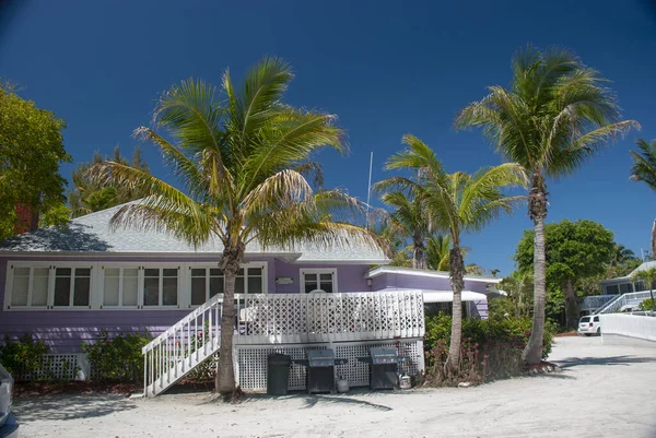 米国フロリダ州キース2011年4月2日 フロリダ州サンイベル島の砂浜にヤシの木がある紫色の熱帯の家 — ストック写真