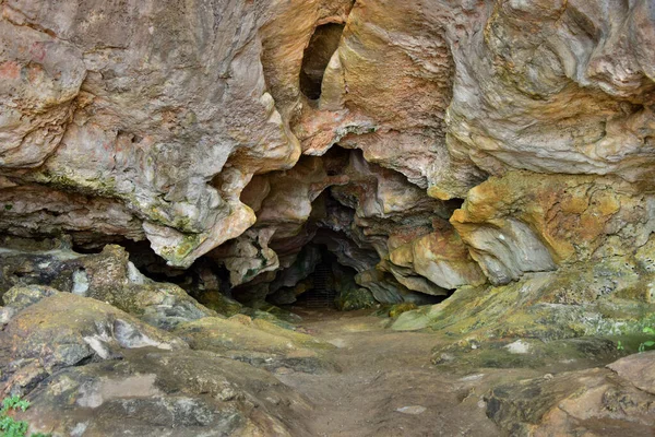 Egy Fénykép Ghar Hasan Barlangban Egy Part Menti Sziklafalú Barlang — Stock Fotó