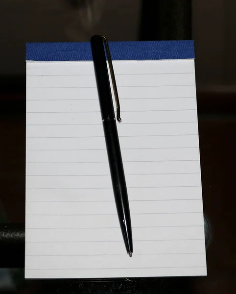 Vertical Shot Blank Notepad Pen — Stock Photo, Image