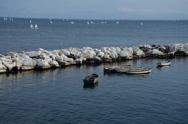 Vista Golfo Napoli Con Poche Vecchie Canoe Vicino Terrapieno Pietra — Foto Stock
