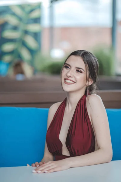 Μια Χαρούμενη Όμορφη Σέξι Καυκάσια Γυναίκα Ένα Κόκκινο Φόρεμα Χωρίς — Φωτογραφία Αρχείου