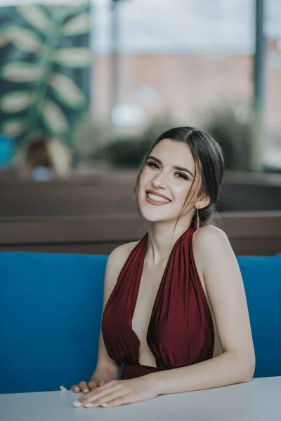 Una Foto Enfoque Superficial Una Linda Morena Sonriente Con Vestido — Foto de Stock