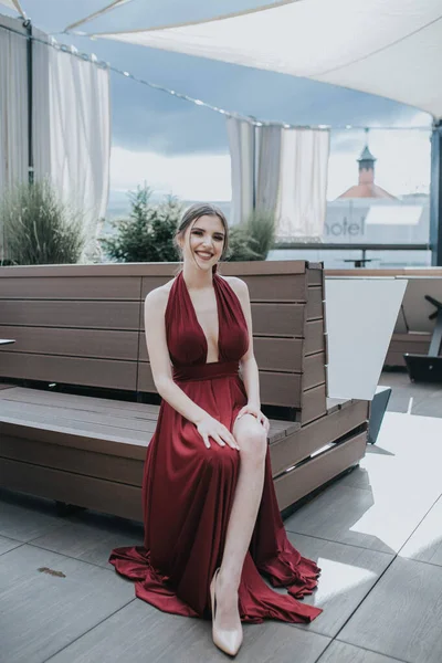Une Belle Femme Caucasienne Sexy Joyeuse Dans Une Robe Rouge — Photo
