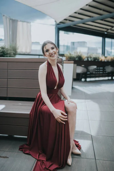 Uma Mulher Morena Linda Sorridente Vestido Vermelho Fantasia Sentado Café — Fotografia de Stock