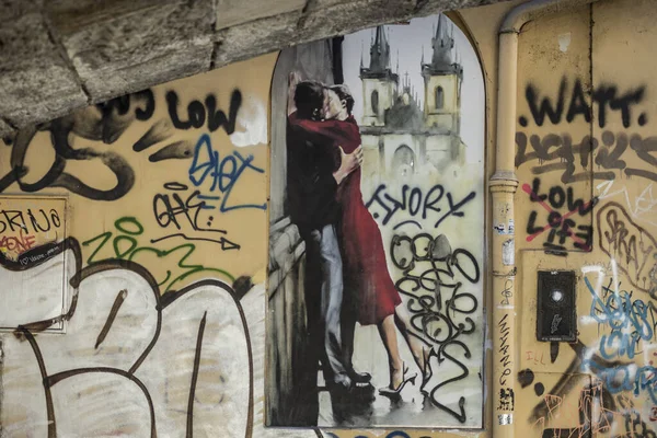 Praha Česká Republika 2019 Pěkné Graffiti Ulicích Prage Páru Líbání — Stock fotografie