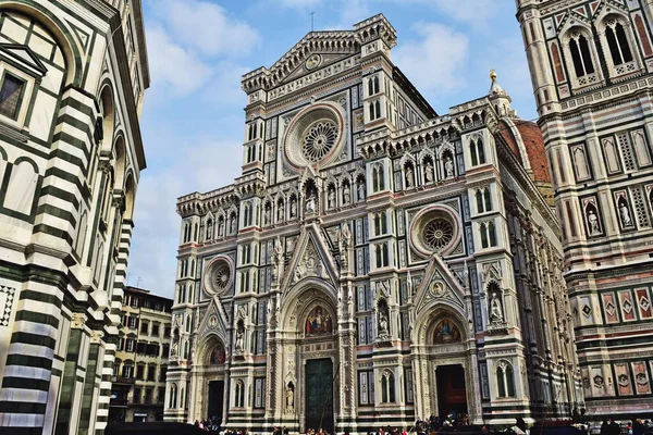 佛罗伦萨 2016年2月6日 意大利佛罗伦萨多摩 圣玛丽亚 德尔菲奥雷主教座堂的圆顶和立面 伊塔尔文艺复兴时期建筑的一个重要里程碑 — 图库照片
