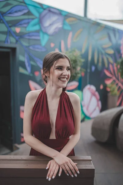 Una Hermosa Mujer Morena Sonriente Vestido Rojo Elegante Posando Café — Foto de Stock