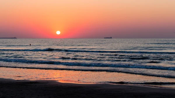 Una Hermosa Puesta Sol Sobre Mar Tranquilo — Foto de Stock