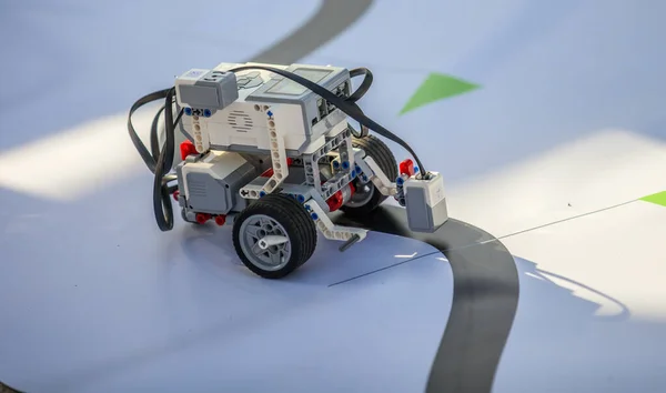 Nahaufnahme Eines Mini Roboters Mit Rädern Die Dem Muster Auf — Stockfoto