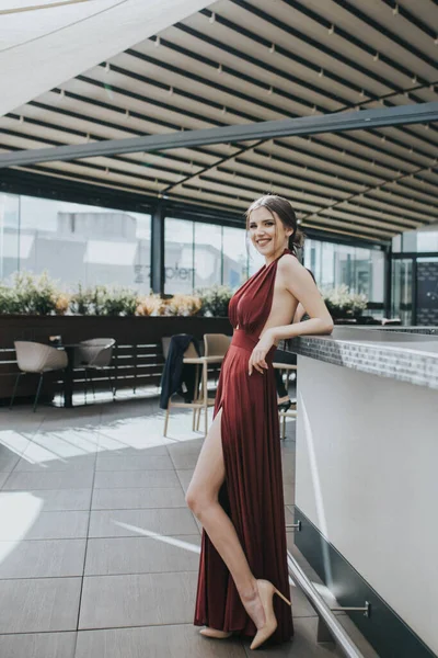 Una Bellissima Donna Bruna Sorridente Vestito Rosso Fantasia Posa Caffè — Foto Stock