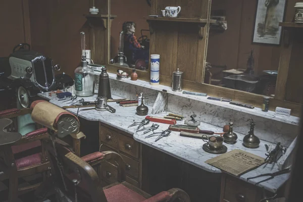 美容師のために必要な道具を全て使って古い美容室を完全に保存し — ストック写真