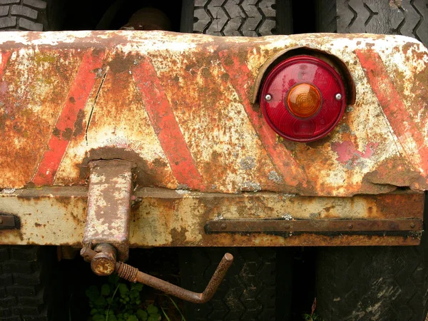 Vecchio Camion Arrugginito Pannello Luce Posteriore Pneumatici — Foto Stock