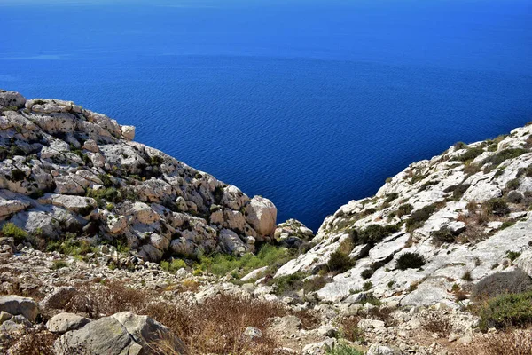 马耳他群岛沿海悬崖峭壁上的V形山谷 — 图库照片
