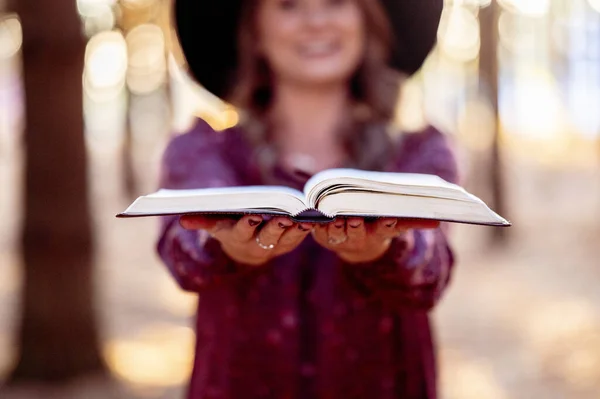 Uma Fêmea Segurando Bíblia Aberta Para Céu — Fotografia de Stock
