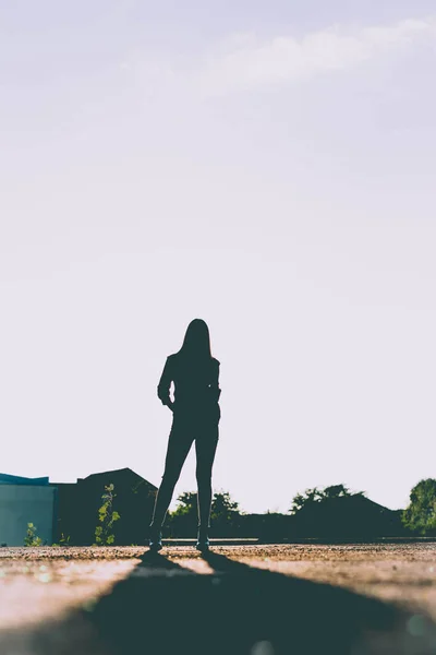 Una Silhouette Una Giovane Donna Piedi Fuori Con Sole Splendente — Foto Stock