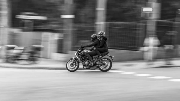 巴塞罗那 2019年3月20日 巴塞罗那市一辆摩托车上两名乘客的黑白照片 — 图库照片