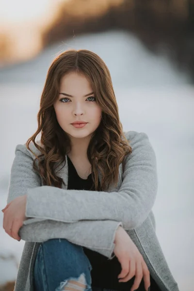 Een Oppervlakkige Focus Shot Van Een Brunette Vrouw Zittend Besneeuwd — Stockfoto