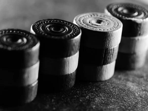 Tavla Figürlerinin Siyah Beyaz Stüdyo Çekimi — Stok fotoğraf