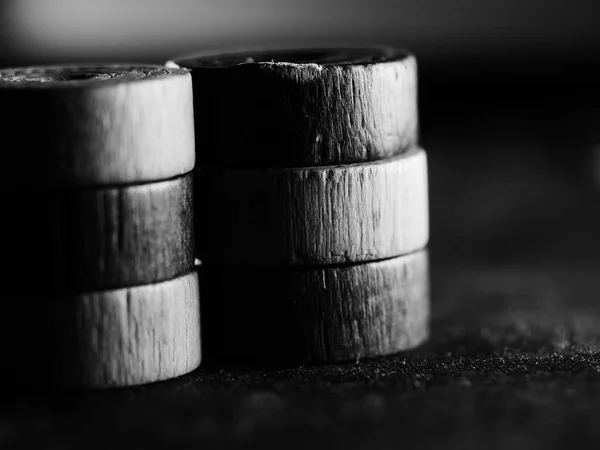 Een Zwart Wit Studio Shot Van Backgammon Figuren — Stockfoto