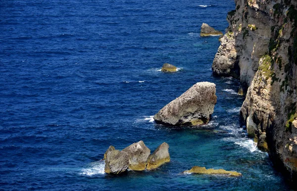 Uma Pequena Ilhota Pedra Mini Ilha Sopé Penhascos Íngremes Sul — Fotografia de Stock