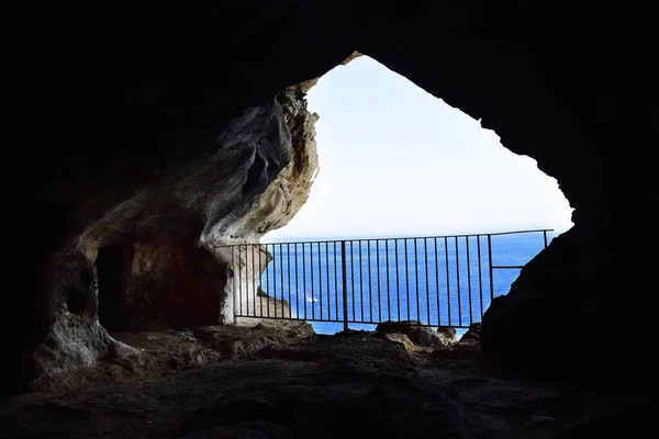 Ett Foto Inuti Ghar Hasan Grotta Kustnära Klippgrotta Maltesiska Öarna — Stockfoto