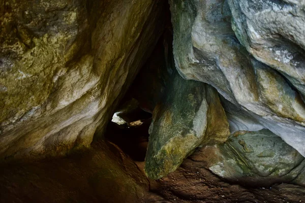 Une Photo Intérieur Grotte Ghar Hasan Une Falaise Côtière Dans — Photo