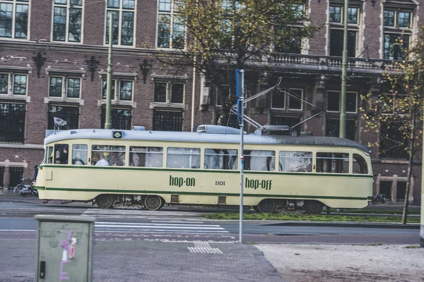 Barcelona Spain 2019 Arası Gündüz Vakti Sokakta Bir Bej Yeşil — Stok fotoğraf