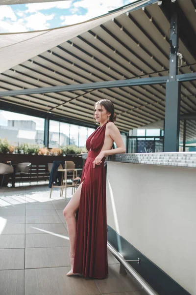 Tiro Vertical Bela Mulher Caucasiana Sexy Vestido Sem Costas Vermelho — Fotografia de Stock