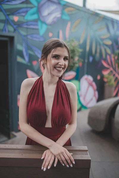 Una Hermosa Mujer Morena Sonriente Vestido Rojo Elegante Posando Café — Foto de Stock