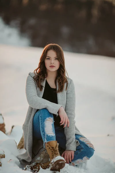 Ytlig Fokusbild Brunett Kvinna Som Sitter Snöig Skog Klädd Grå — Stockfoto