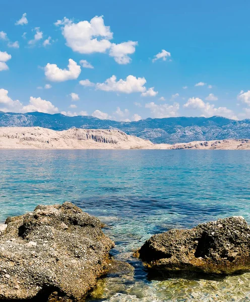 Una Vista Impresionante Una Orilla Del Lago Roca Con Agua — Foto de Stock