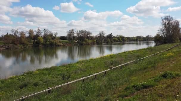 Schöne Aussicht Auf Den Fluss Park — Stockvideo