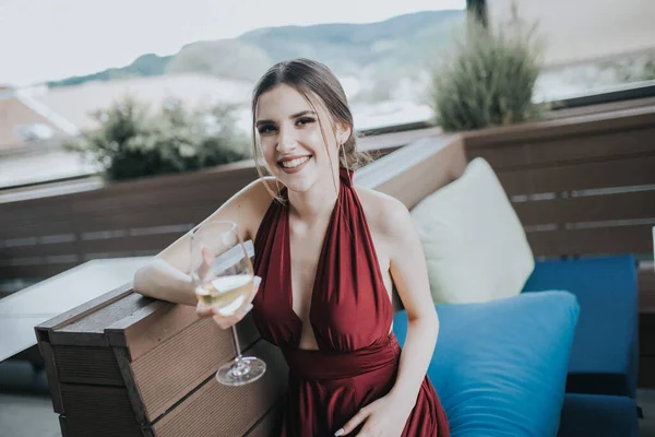 Una Hermosa Morena Sonriente Con Elegante Vestido Rojo Sosteniendo Una —  Fotos de Stock