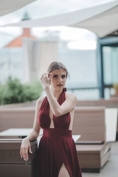 Una Hermosa Morena Sonriente Con Elegante Vestido Rojo Pie Café — Foto de Stock