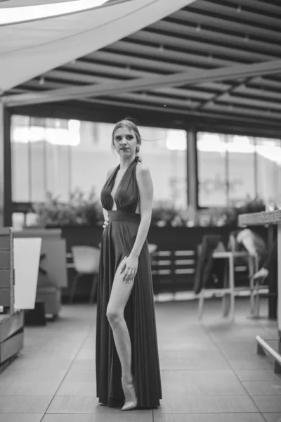 Plan Monochrome Une Magnifique Femme Brune Dans Une Robe Fantaisie — Photo