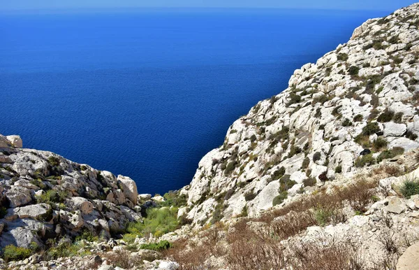 马耳他群岛沿海悬崖峭壁上的V形山谷 — 图库照片