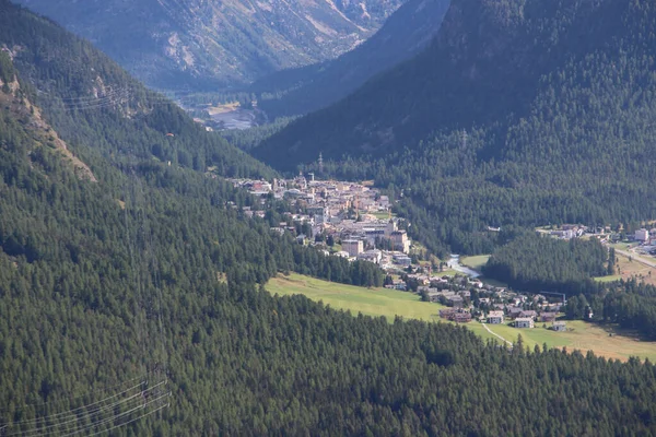 Vzdušný Pohled Vesnici Obklopenou Horami Pokrytými Zelení Stromy — Stock fotografie